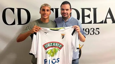 Isaac Boudaoud y Ramón Lázaro posan con la camiseta del CD Tudelano tras oficializar el fichaje del extremo zaragozano