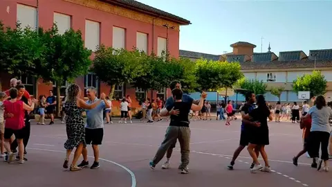 Participantes del cursillo de danzas ensayan en el patio del Colegio Público Elvira España de Tudela