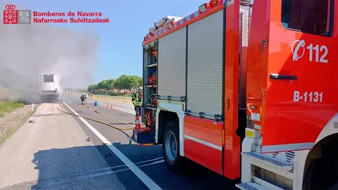 incendio en el remolque de un camión en la AP-15 en Peralta