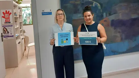 Cristina López, ganadora del I Concurso de Eslogan contra las Adicciones, posa con su premio junto a la concejala de Bienestar Social, Anichu Agüera