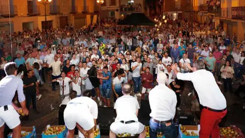 Momento del lanzamiento de peras en las fiestas de Ablitas