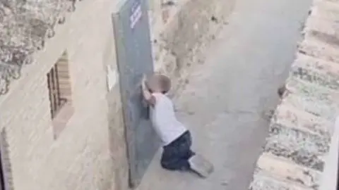 Imagen del instante en que uno de los presuntos autores intentaba acceder a la vivienda