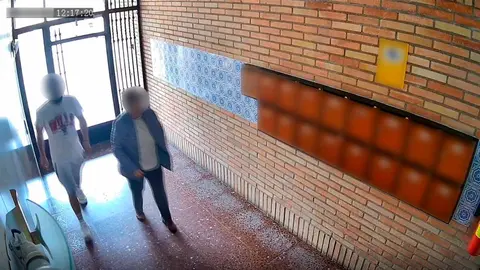 El presunto autor sigue a la víctima en el portal de su vivienda instantes antes de cometer el robo con violencia