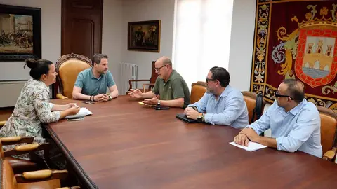 el ayuntamiento de tudela recibe a la nueva junta directiva de la orden del volatín