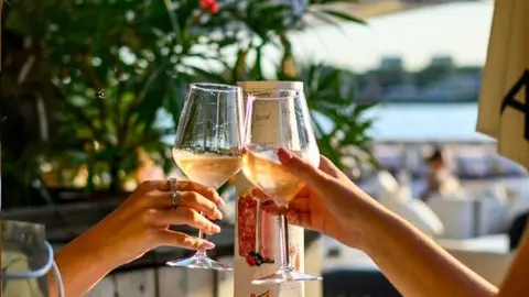  Cómo crear el merchandising más adecuado para tu bar: tipos, productos y estrategias de marketing 