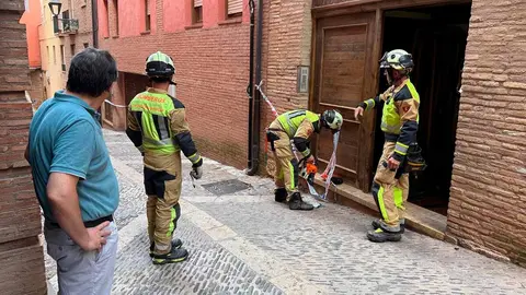 El alcalde de Tarazona se reúne con los vecinos afectados por el derrumbe en las Casas Colgadas (2)