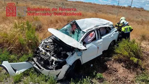 Efectivos de bomberos intervienen en el lugar del accidente tras la salida de vía con vuelco registrada en Murchante