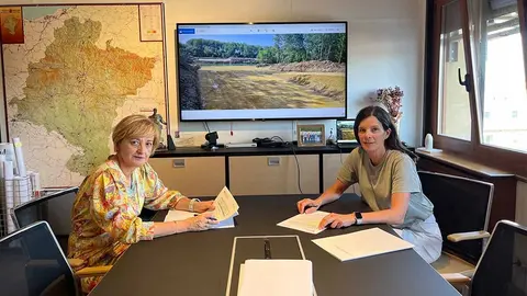 la alcaldesa de Marcilla, Esther Villanueva, y la directora general de Transporte y Movilidad Sostenible, Berta Miranda
