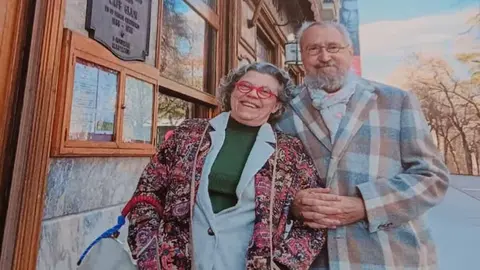 José Luis Allo falces junto a su compañera de vida, Eva Soltero. Portada de su último poemario 