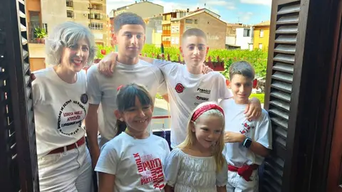 Seis promesas del deporte lodosano lanzan el cohete que da inicio a las fiestas 2025