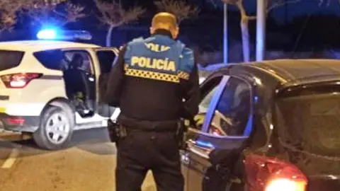 Policía Local de Tudela detiene a un vehículo por una infracción. Foto de Archivo