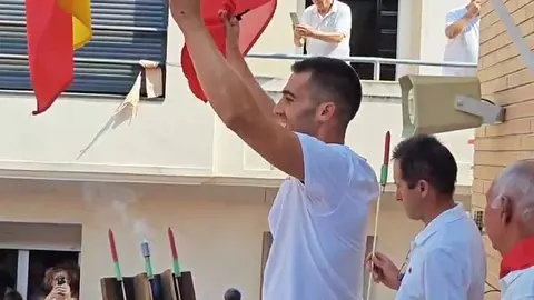 Uriel Arellano enciende el cohete de las fiestas de San Roque en Cabanillas 2025