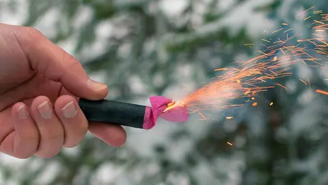 Quema de un petardo Foto: Freepik