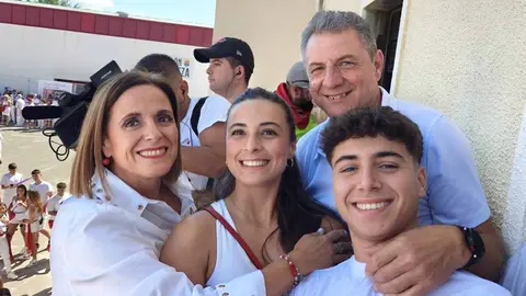 Concejala de Cultura del Ayuntamiento de Milagro, Yolanda Los Arcos Pérez, junto a su familia