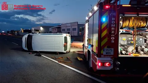 colisión entre un coche y una furgoneta en la A-68 en Ribaforada