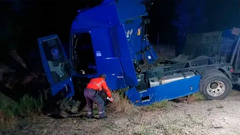 Estado del camión tras el choque en el accidente de tráfico mortal registrado en la AP-15 en Olite