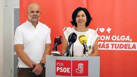 Iván Romo y Olga Chueca, antes de la rueda de prensa del PSN en Tudela