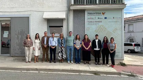 La directora general Basterra y resto de participantes, ante la oficina de Nasuvinsa en Tudela, que alberga la Ventanilla Única de Energía