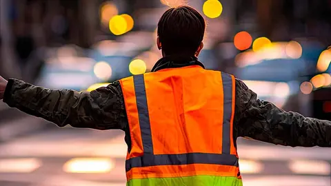 Una persona realiza labores de regulación del tráfico