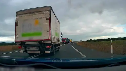 Momento del adelantamiento temerario en la N-232 que fue grabado y difundido en TikTok