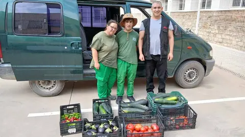 Amimet entrega a El Capacico hortalizas recogidas en el Centro Ocupacional Traslapuente