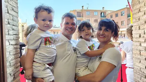Rebeca Rodríguez Sainz junto a su familia en el inicio de las fiestas de Villafranca