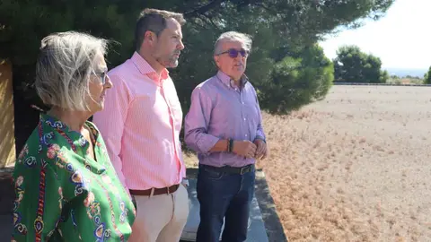 Anichu Agüera y Alejandro Toquero junto a un técnico de la Junta de Aguas de Tudela