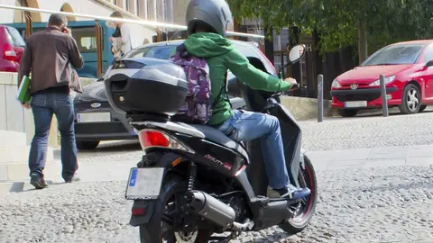 Joven conduciendo una moto. Foto de Archivo
