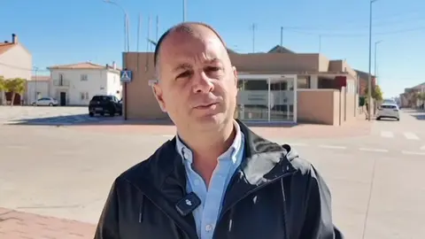 Sergio Vitas, alcalde de Fustiñana, junto al consultorio médico local