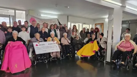 Residencia de ancianos de Cintruénigo recibiendo el donativo de la Peña Taurina