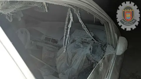 Sofocan un incendio en un coche en la calle Aranaz y Vides