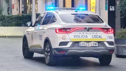 Coche de Policía Local de Tudela en la Calle Gaztambide Carrera