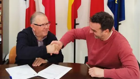 Firma de la renovación del contrato de adjudicación de servicios del polideportivode Ablitas con ADISCO