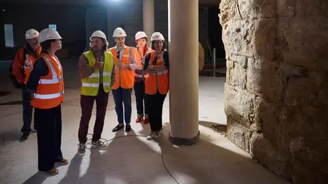 La vicepresidenta Bego&ntilde;a Alfaro, durante su visita a las obras en el Horno de Coscol&iacute;n, en junio del a&ntilde;o pasado.