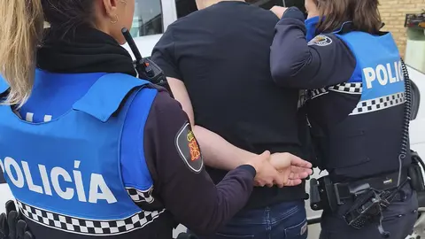 Dos agentes de Polic&iacute;a Local de Tudela deteniendo a un hombre