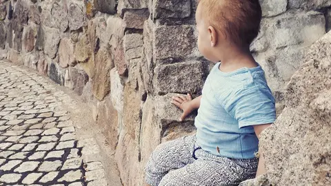 Ni&ntilde;o peque&ntilde;o. Foto de archivo