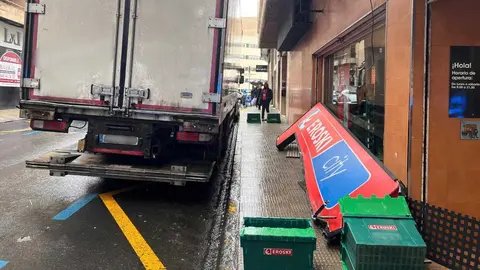 Cami&oacute;n de reparto titra el cartel del Roski City de Juan Antonio Fern&aacute;ndez