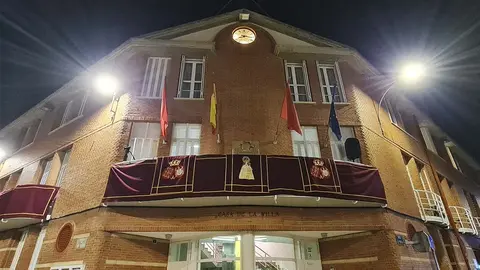 Ayuntamiento de Fusti&ntilde;ana engalanado