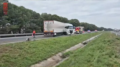 Accidente vial consistente en salida de v&iacute;a de cami&oacute;n articulado
