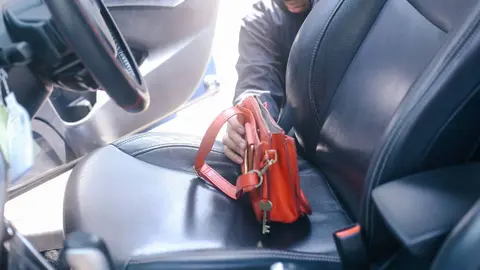 Robo de un bolso del interior de un coche asiento del copiloto