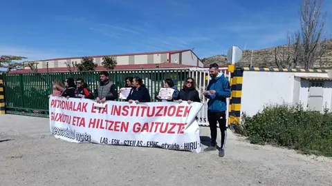 Concentraci&oacute;n frente a Lombricultura LVA para denunciar el accidente laboral que se cobr&oacute; ayer la vida de un trabajador en Valtierra.