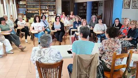 Asoc. Mujeres Candelaria de Cascante. Momento de la reuni&oacute;n, con la junta saliente en primer t&eacute;rmino. 