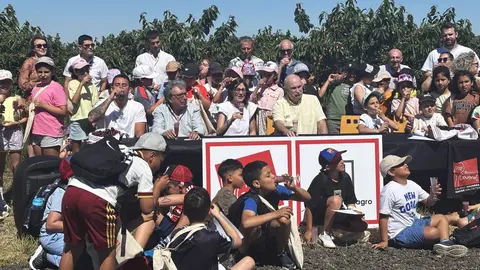 El consejero Aierdi y el resto de autoridades, con escolares de 3&ordm; de Primaria del CEIP Virgen del Patrocinio de Milagro.