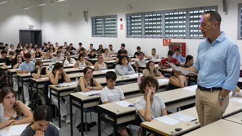 Estudiantes, en el campus de Tudela, antes de comenzar las pruebas de la EVAU 2026. Foto UPNA