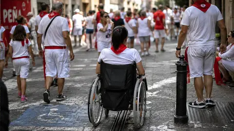 Mujer en silla de ruedas durante unas fiestas patronales. Foto ilustrativa Tudelahoy