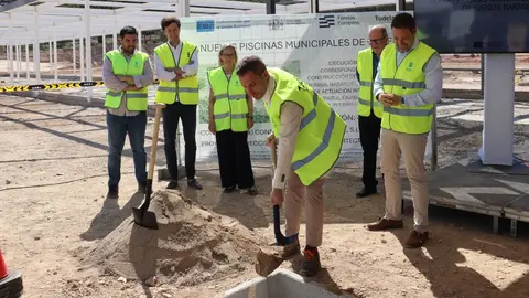 Z&eacute;us P&eacute;rez colocando la primera piedra de las nuevas piscinas de Tudela