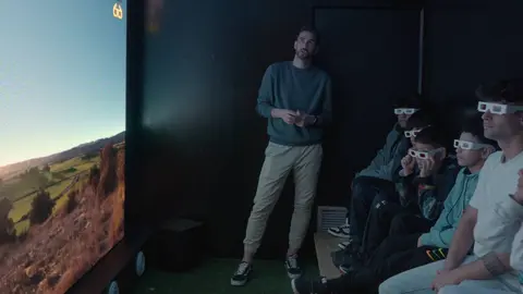 Asistententes a una de las simulaciones, con las gafas homologadas para proteger la vista