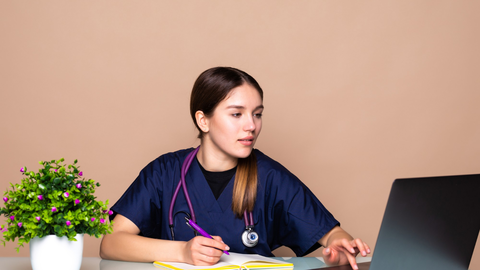 Estabilidad laboral en enfermer&iacute;a: claves para construir una carrera profesional s&oacute;lida