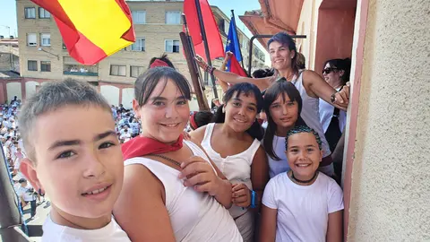 El grupo de danzas Txirinta Kultur Taldea ha sido el encargado de lanzar el cohete de Castej&oacute;n 2026