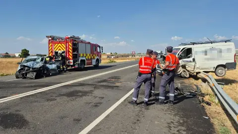 Colisi&oacute;n entre un coche y una furgoneta en Cintru&eacute;nigo. foto Polic&iacute;a Foral